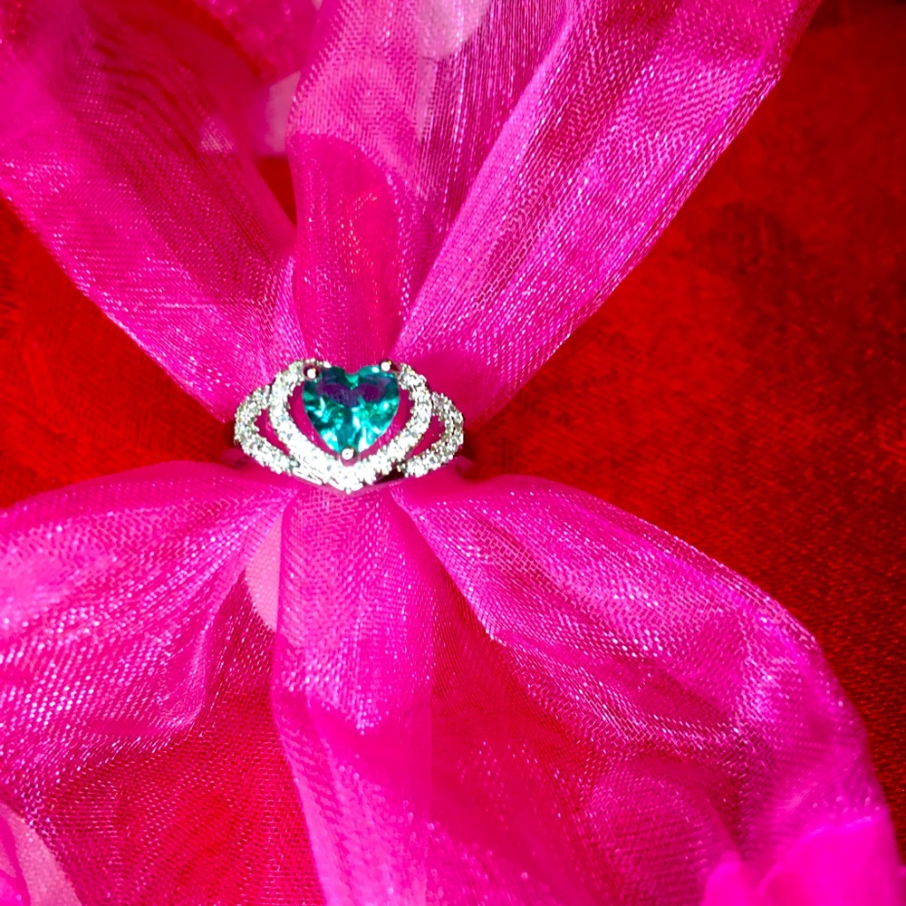 Ring with Green Rhinestone Heart Sz 6